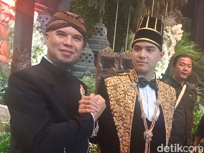 Ahmad Dhani (kiri) dan Al Ghazali (kanan) saat konferensi pers acara ngunduh mantu pernikahan Al Ghazali-Alyssa Daguise di JCC, kawasan Senayan, Jakarta Pusat, pada Kamis (19/6/2025).