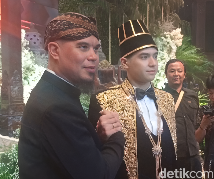Ahmad Dhani (kiri) dan Al Ghazali (kanan) saat konferensi pers acara ngunduh mantu pernikahan Al Ghazali-Alyssa Daguise di JCC, kawasan Senayan, Jakarta Pusat, pada Kamis (19/6/2025).