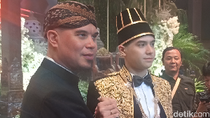 Rasa bangga pentolan Dewa 19 itu ke Al Ghazali terus disampaikan. Salah satunya soal bagaimana Al menjadi sosok panutan buat adik-adiknya, El dan Dul. (Foto: Muhammad Ahsan Nurrijal/detikcom)