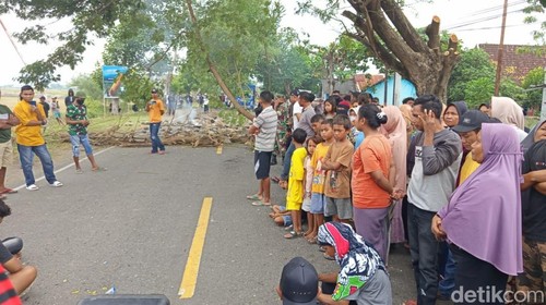 Aksi Blokade jalan nasional di Pertigaan Desa Donggo Bolo, Kecamatan Woha, Kabupaten Bima, NTB oleh keluarga korban pembunuhan di kos, pada Jumat, (20/6/2025). (Dok. Rafiin/detikBali).