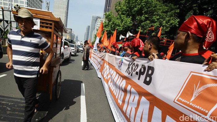 Buruh menggelar aksi di kantor PBB Jakarta, Jumat (20/6). Mereka menuntut PBB hentikan perang Iran–Israel serta genosida terhadap rakyat Palestina.