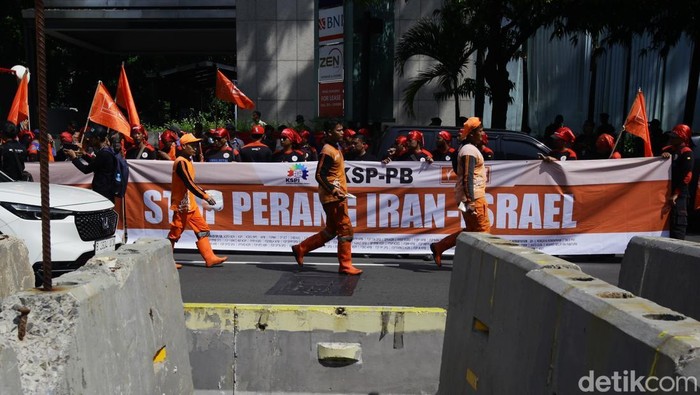 Buruh menggelar aksi di kantor PBB Jakarta, Jumat (20/6). Mereka menuntut PBB hentikan perang Iran–Israel serta genosida terhadap rakyat Palestina.