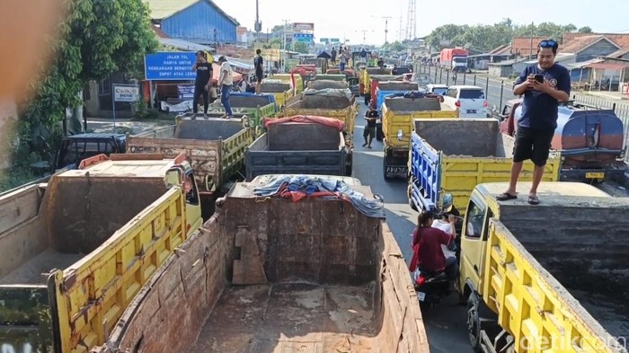 Aksi unjuk rasa sopir truk di pintu masuk Tol Palimanan