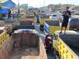 Akses Tol Palimanan Diblokade Sopir Truk Protes Aturan Overdimension Overload