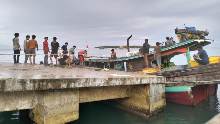 Aktivitas masyarakat di Pulau Enggano, Bengkulu.
