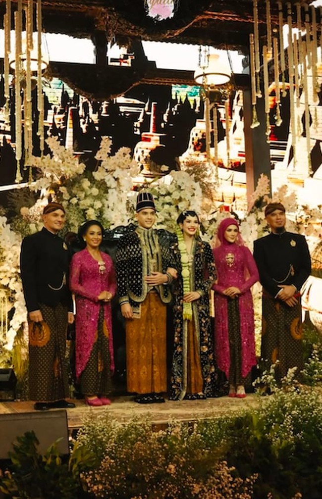 Acara ngunduh mantu Al Ghazali dan Alyssa Daguise berlangsung meriah di Jakarta Convention Center (JCC), Senayan, Jakarta Pusat, pada Kamis (19/6/2025). Jika sebelumnya prosesi akad nikah mengusung adat Sunda, kali ini suasana khas Jawa dipilih untuk memeriahkan rangkaian perayaan yang penuh khidmat sekaligus elegan. Foto: Instagram