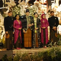 Acara ngunduh mantu Al Ghazali dan Alyssa Daguise berlangsung meriah di Jakarta Convention Center (JCC), Senayan, Jakarta Pusat, pada Kamis (19/6/2025). Jika sebelumnya prosesi akad nikah mengusung adat Sunda, kali ini suasana khas Jawa dipilih untuk memeriahkan rangkaian perayaan yang penuh khidmat sekaligus elegan. Foto: Instagram