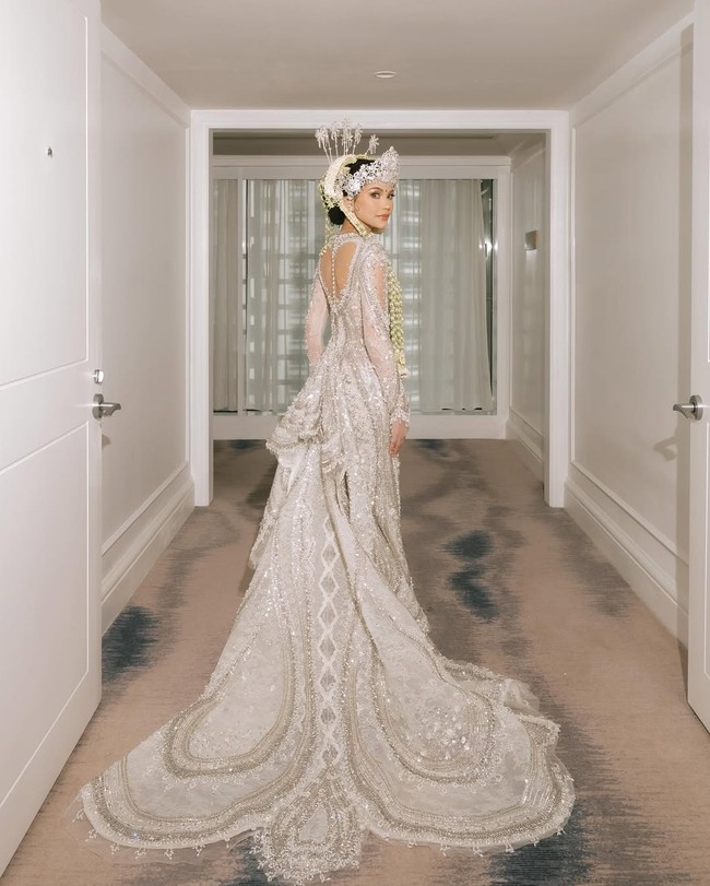 Saat akad nikah, wanita 27 tahun ini bertransformasi menjadi pengantin Sunda. Kebaya fenomenal rancangan Tex Saverio menonjolkan keanggunan sekaligus kemegahan. Ini merupakan kebaya pertama yang dibuat sang desainer. Foto: Instagram/@alyssadaguise