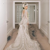 Saat akad nikah, wanita 27 tahun ini bertransformasi menjadi pengantin Sunda. Kebaya fenomenal rancangan Tex Saverio menonjolkan keanggunan sekaligus kemegahan. Ini merupakan kebaya pertama yang dibuat sang desainer. Foto: Instagram/@alyssadaguise