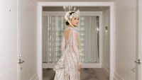 Alyssa Daguise anggun memakai kebaya rancangan Tex Savario. Akad nikah Alyssa dan Al Ghazali yang digelar pada 16 Juni 2025 di The St Regis, Jakarta Selatan, bernuansa adat Sunda. Siger rancangan Rinaldy Yunardi serta perhiasan Wanda House of Jewels menyempurnakan penampilan Alyssa. Hollywood Flawless, begitulah Bennu Sorumba sebagai MUA menyebut makeup Alyssa. Foto: dok. Instagram Alyssa Daguise (fotografer: @derai.studio)