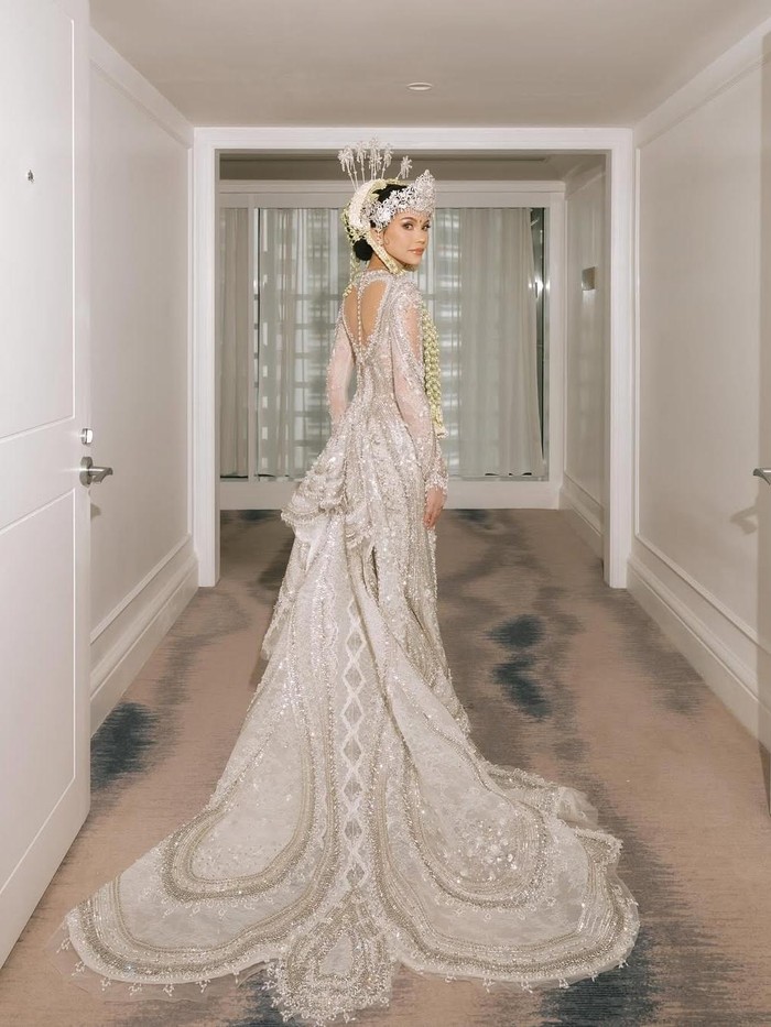 Alyssa Daguise Penampilan Alyssa Daguise di rangkaian acara pernikahan.