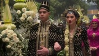 Pada prosesi unduh mantu, Alyssa Daguise menjadi pengantin Jawa. Paes Jawa membuat wajah Alyssa manglini. Roncean melati menjuntai membuatnya bak Ratu Jawa. Foto: dok. Instagram Story Alyssa Daguise