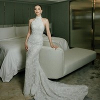 Lanjut ke private dinner, Alyssa mempercayakan busananya kepada desainer Hian Tjen. Bintang film ‘Pelukis Hantu’ ini anggun berbalut gaun mermaid dengan detail payet dan bordir bunga. Garis leher tinggi membuat kesan klasik dan elegan yang tak lekang waktu, berpadu cantik dengan tatanan rambut simpel dan anting menjuntai. Foto: Instagram/@alyssadaguise