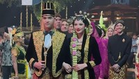 Tampilan Alyssa Daguise dan Al Ghazali memakai busana kedua di malam unduh mantu. Lipstik merah menyala memberikan statement kuat pada penampilan Alyssa sebagai pengantin Jawa. Foto: dok. Instagram Story Iruma