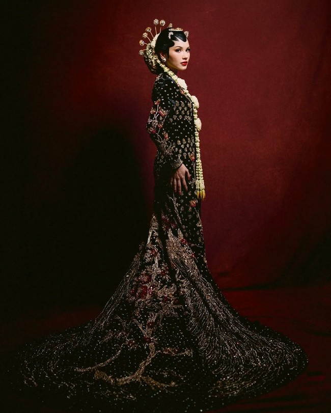 Kebaya rancangan Biyan Wanaatmadja sukses memancarkan aura ‘putri Jawa’ pada penampilan Alyssa Daguise untuk acara ngunduh mantu yang digelar di Jakarta Convention Center, Jakarta Pusat. Foto: Instagram/@alyssadaguise @venemapictures