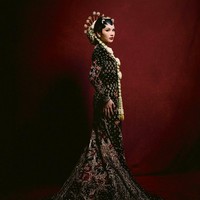 Kebaya rancangan Biyan Wanaatmadja sukses memancarkan aura ‘putri Jawa’ pada penampilan Alyssa Daguise untuk acara ngunduh mantu yang digelar di Jakarta Convention Center, Jakarta Pusat. Foto: Instagram/@alyssadaguise @venemapictures