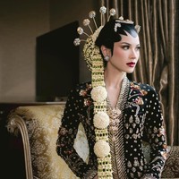 Kebaya panjang hitam dengan detail payet dan bordir emas membuat tampilannya terlihat megah dan dramatis. Dipadankan dengan kain batik bermotif klasik dan sanggul Jawa lengkap dengan paes dan ronce melati panjang, Alyssa terlihat bak putri keraton. Aksesori seperti cunduk mentul juga memberi sentuhan tradisional yang sarat makna. Foto: Instagram/@alyssadaguise @venemapictures