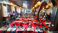 Suasana berbeda tampak di pelataran Museum Bahari, Jakarta Utara, pagi ini. Puluhan anak-anak taman kanak-kanak duduk rapi di atas tikar berwarna-warni, dengan kotak crayon di tangan dan lembaran gambar bertema kota Jakarta di depan mereka.