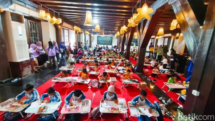 Anak TK Rayakan HUT Jakarta Ke-498 Lewat Lomba Mewarnai Sejumlah anak TK mengikuti lomba mewarnai di kawasan Museum Bahari Jakarta Utara, Jumat (20/6/2025). Kegiatan ini dalam rangka merayakan HUT ke - 498 Jakarta.