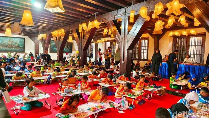 Sejumlah anak TK mengikuti lomba mewarnai di kawasan Museum Bahari Jakarta Utara, Jumat (20/6/2025). Kegiatan ini dalam rangka merayakan HUT ke - 498 Jakarta.