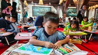 Tak hanya lomba mewarnai, anak-anak juga diajak berkeliling museum untuk melihat koleksi perahu tradisional Nusantara dan diorama kehidupan pelaut tempo dulu.