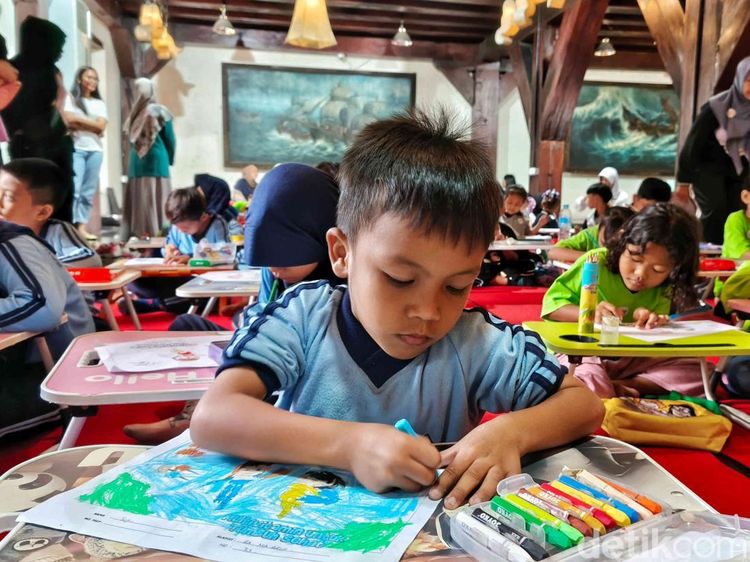 Anak TK Rayakan HUT Jakarta Ke-498 Lewat Lomba Mewarnai