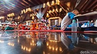 Dengan bimbingan dari pemandu museum, mereka belajar bahwa Jakarta memiliki sejarah panjang sebagai kota pelabuhan yang penting.