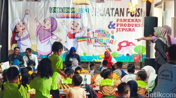 Sejumlah anak TK mengikuti lomba mewarnai di kawasan Museum Bahari Jakarta Utara, Jumat (20/6/2025). Kegiatan ini dalam rangka merayakan HUT ke - 498 Jakarta.