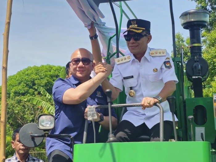 Anggota Komisi I DPR RI Fraksi Gerindra, Sabam Rajagukguk, dan Bupati Tapanuli Selatan (Tapsel) Gus Irawan Pasaribu menyalurkan sejumlah alat mesin pertanian (alsintan) serta paket bantuan perikanan kepada petani dan pembudidaya setempat