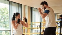 Dilihat dari Instagram, Jumat (20/6/2025), Anggun membagikan momen latihan fisik bersama juara dunia kickboxing tujuh kali, Cyril Benzaquen. (Foto: dok Instagram anggun_cipta)