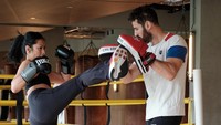 Anggun tak menampik mengalami kelelahan hebat hingga menderita secara fisik demi Reacher. Secara fisik saya kelelahan, tetapi secara mental saya harus berada di performa terbaik, karena penonton tidak siap untuk melihat saya dalam peran ini, katanya. (Foto: dok Instagram anggun_cipta)