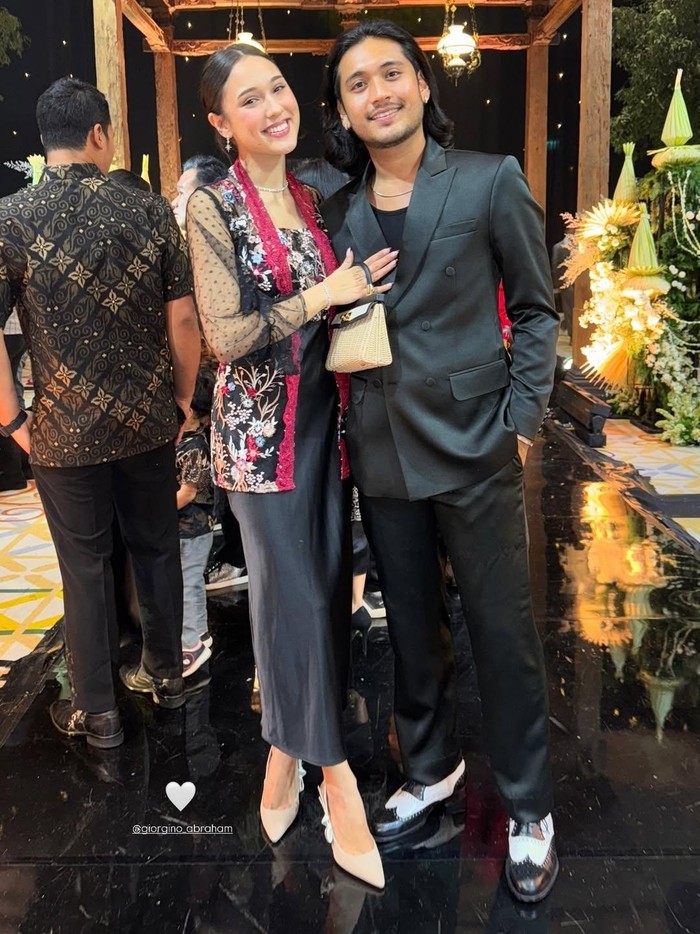Artis Berkebaya Deretan artis muda memakai kebaya di unduh mantu Al Ghazali dan Alyssa Daguise.