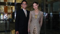Nadira Adnan memakai kebaya klasik bernuansa abu-abu. Kebaya fit body Nadira Adnan semakin sempurna dengan bros berwarna emas di bagian dada dan kain batik berwarna coklat dan putih. Foto: dok. Instagram Nadira Adnan