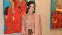 Yoriko Angeline anggun memakai kebaya kutu baru bernuansa peach dengan brokat bunga. Semakin anggun dengan selendang panjang berwarna senada. Yoriko memadukan kebayanya dengan kain batik bernuansa coklat dan oranye. Foto: dok. Instagram Yoriko Angeline