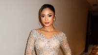 Marion Jola makin eksotis dengan makeup glam saat menghadiri unduh mantu Al Ghazali dan Alyssa Gaduise di JCC, Kamis (19/6/2025) malam. Marion Jola memakai kebaya modern dengan detail payet karya Maison Baaz Couture. Kebaya bernuansa hijau kecoklatan itu makin pas dipadukan dengan kain batik bernuansa kuning dan coklat. Foto: dok. Instagram Marion Jola