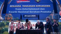 Trans Entertainment melakukan penandatanganan kerja sama dengan Kwarnas Gerakan Pramuka yang berlangsung di Trans Studio Cibubur, Depok, Jawa Barat, Jumat (20/6/2025). Manfaat dari kerja sama ini adalah diskon tiket untuk bermain di semua wahana Trans Entertaiment.