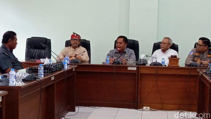 Bupati Temanggung Agus Setyawan (baju krem) menerima perwakilan pengemudi di DPRD Temanggung, Jumat (20/6/2025).