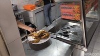 Penampakan kremes dalam botol kaca di Rumah Makan Ayam Goreng Widuran Solo, Jumat (20/5/2025).