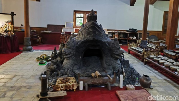 Koleksi benda bersejarah di Paseban Cigugur Kuningan seperti wayang, batik, naskah, gamelan dan tungku dapur Ageng