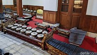 Gamelan pemberian Presiden Soekarno. Menurut Ketua Yayasan Tri Mulya, Dewi Kunti, gamelan tersebut koleksi Presiden Soekarno yang disimpan di hotel Indonesia lalu dihibahkan kepada Paseban Tri Panca Tunggal