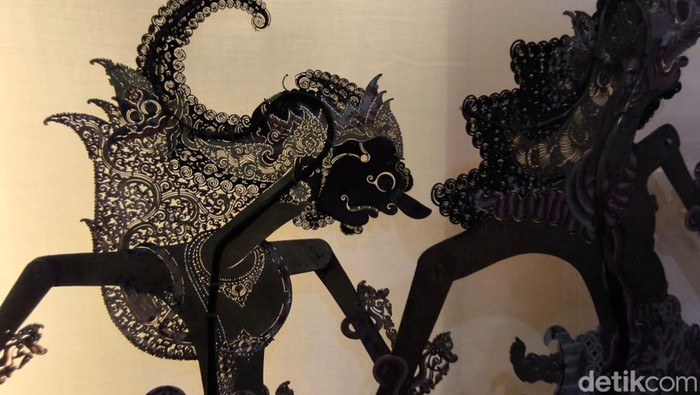 Koleksi benda bersejarah di Paseban Cigugur Kuningan seperti wayang, batik, naskah, gamelan dan tungku dapur Ageng