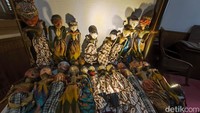 Deretan karakter wayang golek koleksi Paseban Tri Panca Tunggal