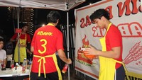 Tak hanya itu, ia dan teman-temannya juga tak gengsi untuk membersihkan bekas makan pelanggan di meja. Foto: Instagram @bevan.putera