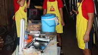 Meskipun hanya warung kaki lima, tetapi Bevan dan temannya tetap memperhatikan kualitas sate yang disajikan. Foto: Instagram @bevan.putera