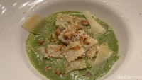 Kemudian ada ravioli keju yang disajikan dengan saus pesto yang aromatik dan kacang kenari yang menambah tekstur. Foto: detikcom/Riska Fitria