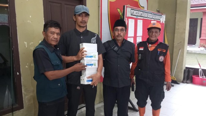 BPBD Banyuwangi membagikan masker kepada desa terdampak abu vulkanik Gunung Raung