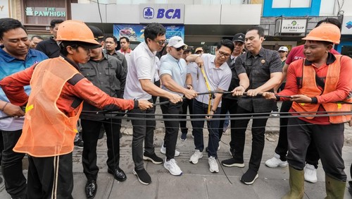 Bupati Badung I Wayan Adi Arnawa bersama Kajari Badung Sutrisno Margi Utomo menertibkan kabel provider di kawasan Canggu, Jalan Raya Berawa, Desa Tibubeneng, Kuta Utara, Jumat (20/6/2025). (Dok. Pemkab Badung)