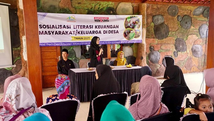 Bupati Banyuwangi Ipek Fiestiandani saat memberikan edukasi keuangan pada warga dalam kesempatan Bunga Desa