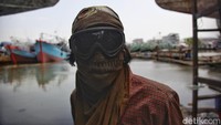 Buruh lepas menggunakan pelindung wajah seadanya untuk bekerja. Situasi ini semakin pelik ketika melihat bahwa pengangguran di Indonesia justru lebih banyak berasal dari kalangan terdidik, ada 842 ribu pengangguran bergelar sarjana dan 2,29 juta penganggur lulusan SMA, sebuah ironi pendidikan yang belum nyambung dengan realita lapangan kerja.