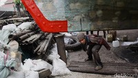 Pekerja beraktivitas di dok kapal kawasan Pluit. Dalam satu dekade terakhir pekerjaan informal tumbuh 13,7% secara global, lebih cepat daripada pertumbuhan pekerjaan formal (12,6%).
